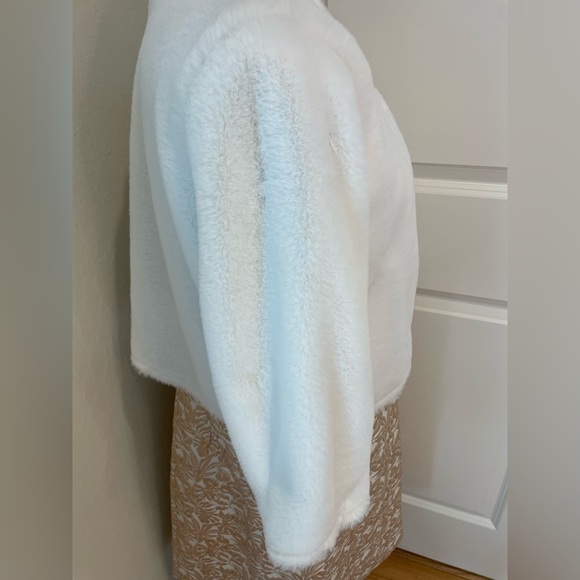 Elegant White Crop Faux Fur Calvin Klein Size Large - Picture 4 of 14